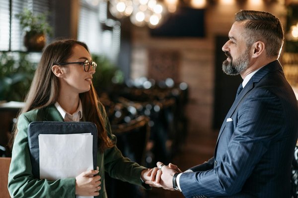 Quelle est la meilleure stratégie pour intégrer la réalité augmentée dans les processus de formation en entreprise ?