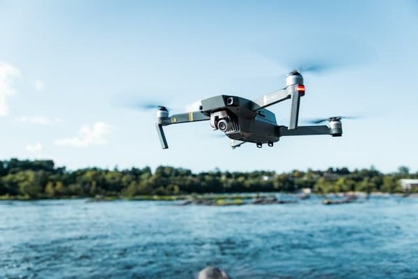 Comment utiliser les drones pour améliorer la logistique dans une entreprise de construction?